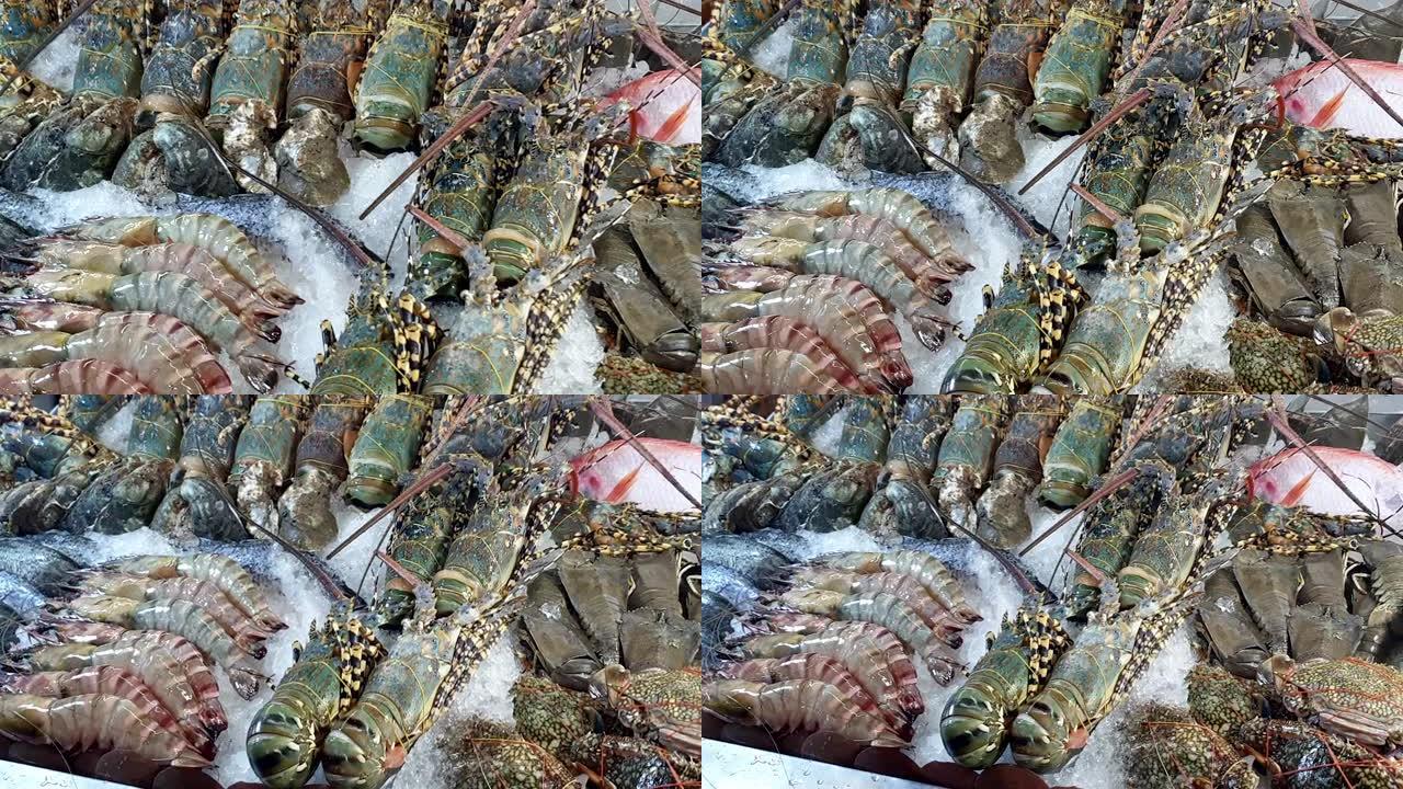 泰国旅游市场龙虾大虾小龙虾螃蟹和鱼在冰上展示豪华街头美食海鲜