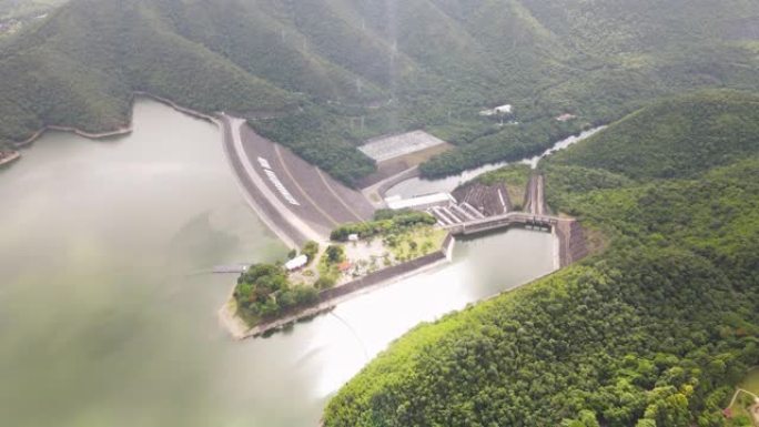 飞越水坝和水库湖俯拍俯视航拍