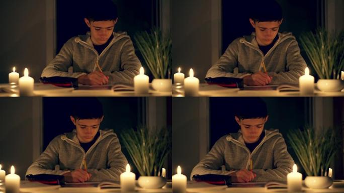 贫穷的年轻农村男孩从非正式定居点写作和烛光学习课程