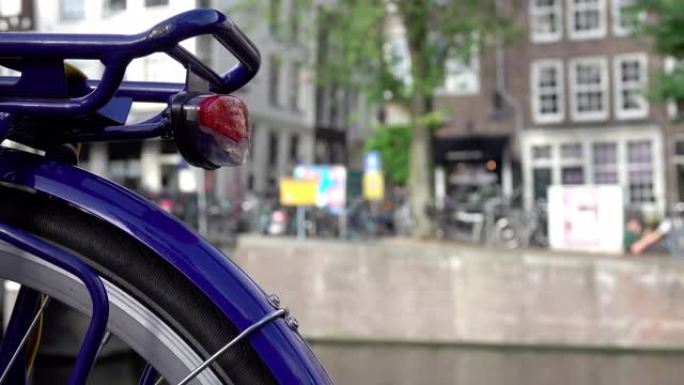 阿姆斯特丹的特写自行车和散焦运河路堤
