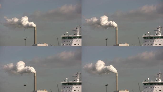 阿姆斯特丹港的烟雾烟囱