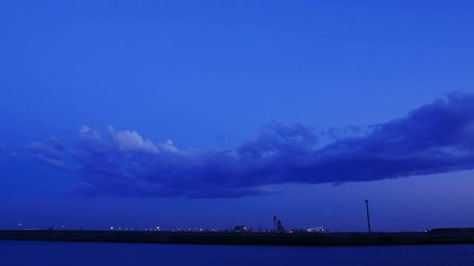 黄昏时羽田机场上空云行动的延时。