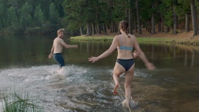 日落时跳湖的最好的朋友脱下衣服泼水享受嬉戏游戏的年轻人在暑假冒险