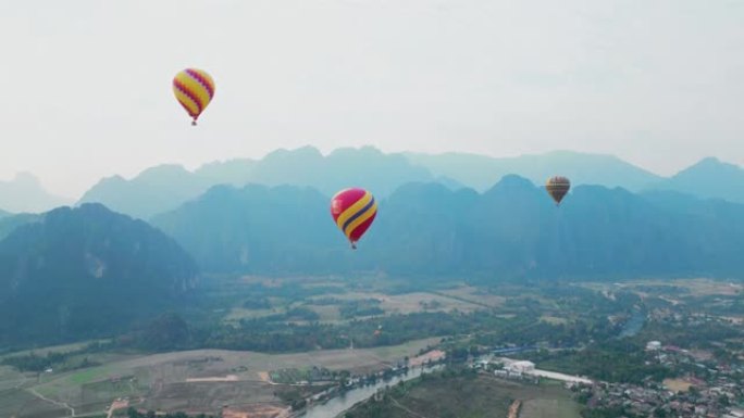 山谷上方红色热气球的鸟瞰图