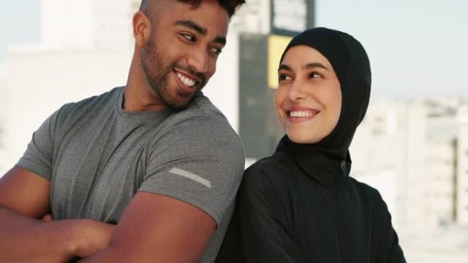 健身、快乐和穆斯林夫妇在城市里一起训练动机、健康和能量。健康，伊斯兰教和教练与一名戴着头巾和双臂交叉