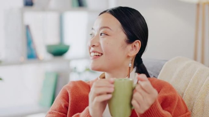 思考，咖啡和亚洲女人在沙发上，放松和决定与灵感，决定和平静在客厅。日本，女性和女士喝茶，在休息室里有