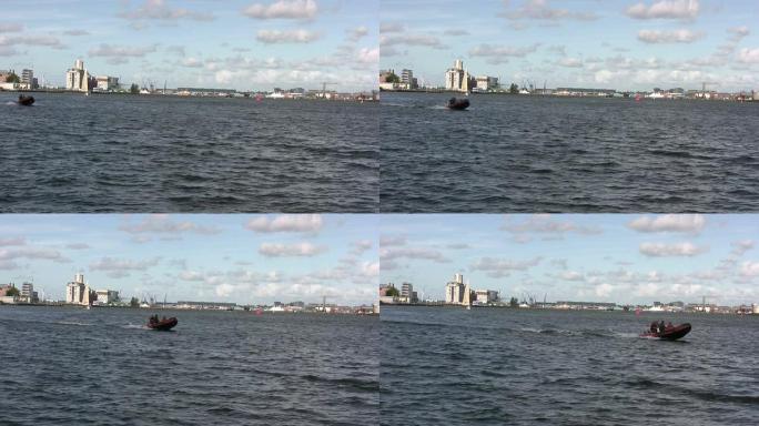 阿姆斯特丹港口的机动橡皮艇