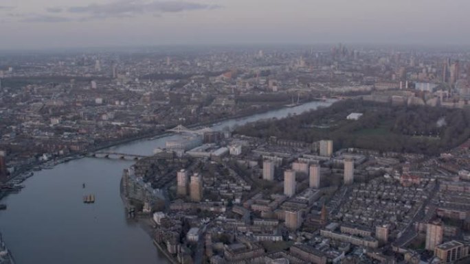 英国伦敦西部泰晤士河的鸟瞰图，远处是伦敦市中心。4K