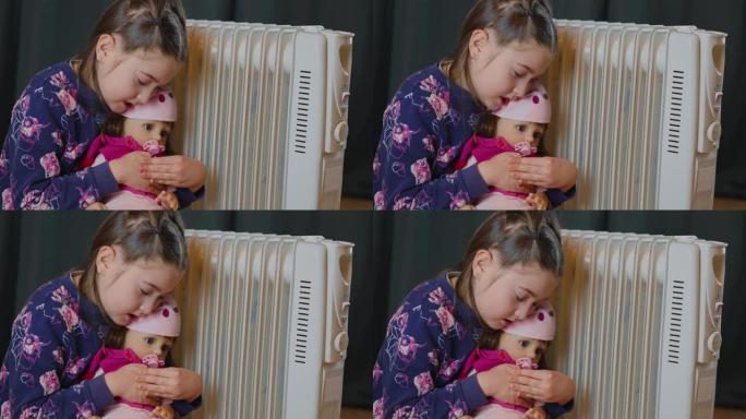 欧式房间电暖器散热器附近的冷女孩与娃娃玩具取暖发抖