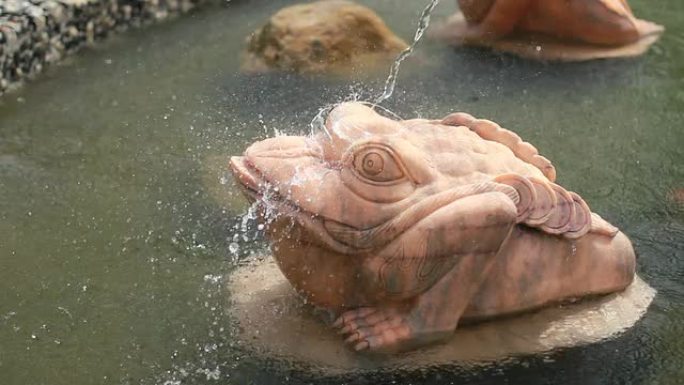 中国花园中的青蛙雕像