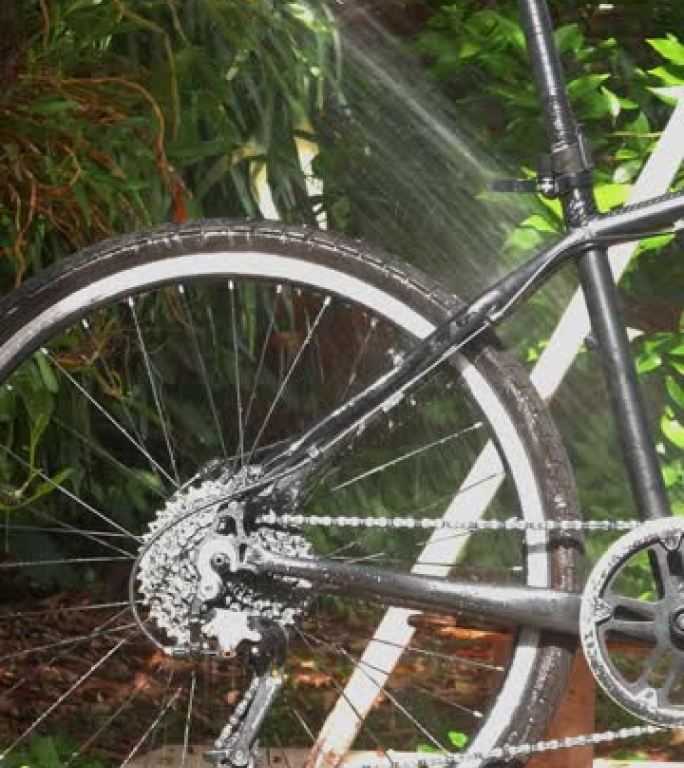 自行车时间。骑自行车的日子。洗自行车。垂直角度: 自行车清洗。清洁自行车。洗自行车的人。骑自行车的时