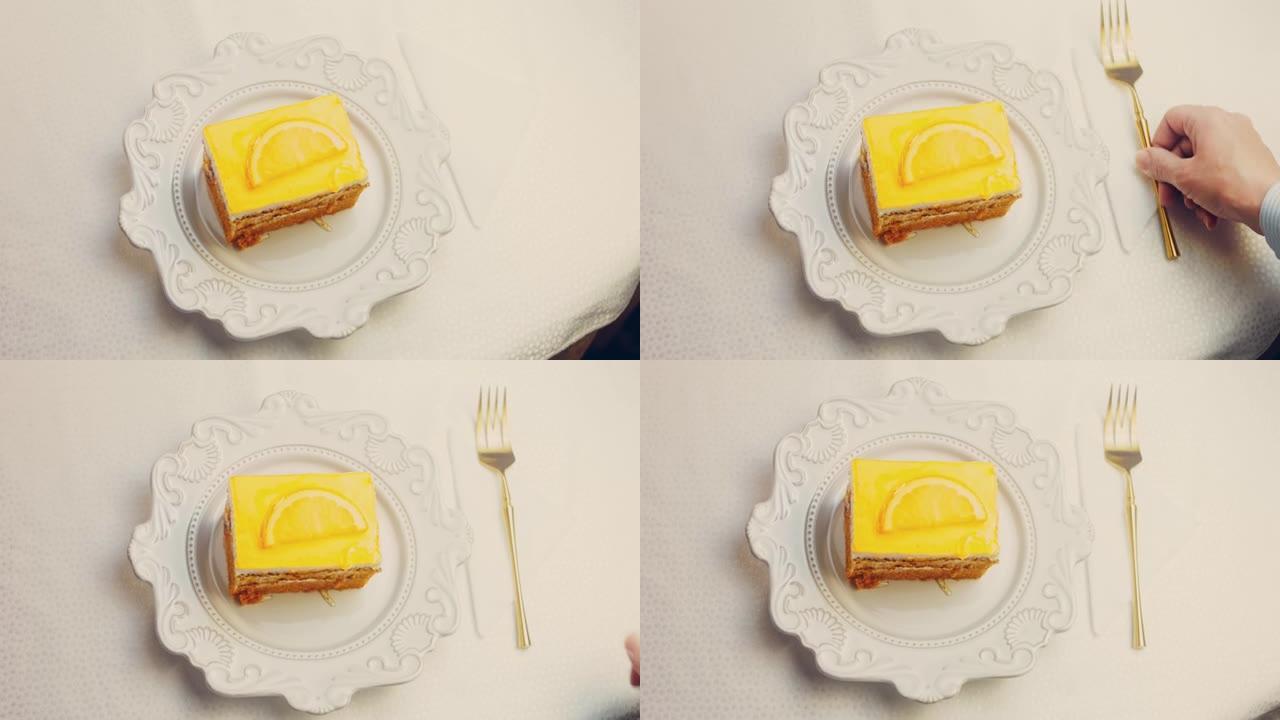 一块橘子蛋糕加果冻的波纹效果。蛋糕放在复古风格的盘子上。微距和滑块拍摄