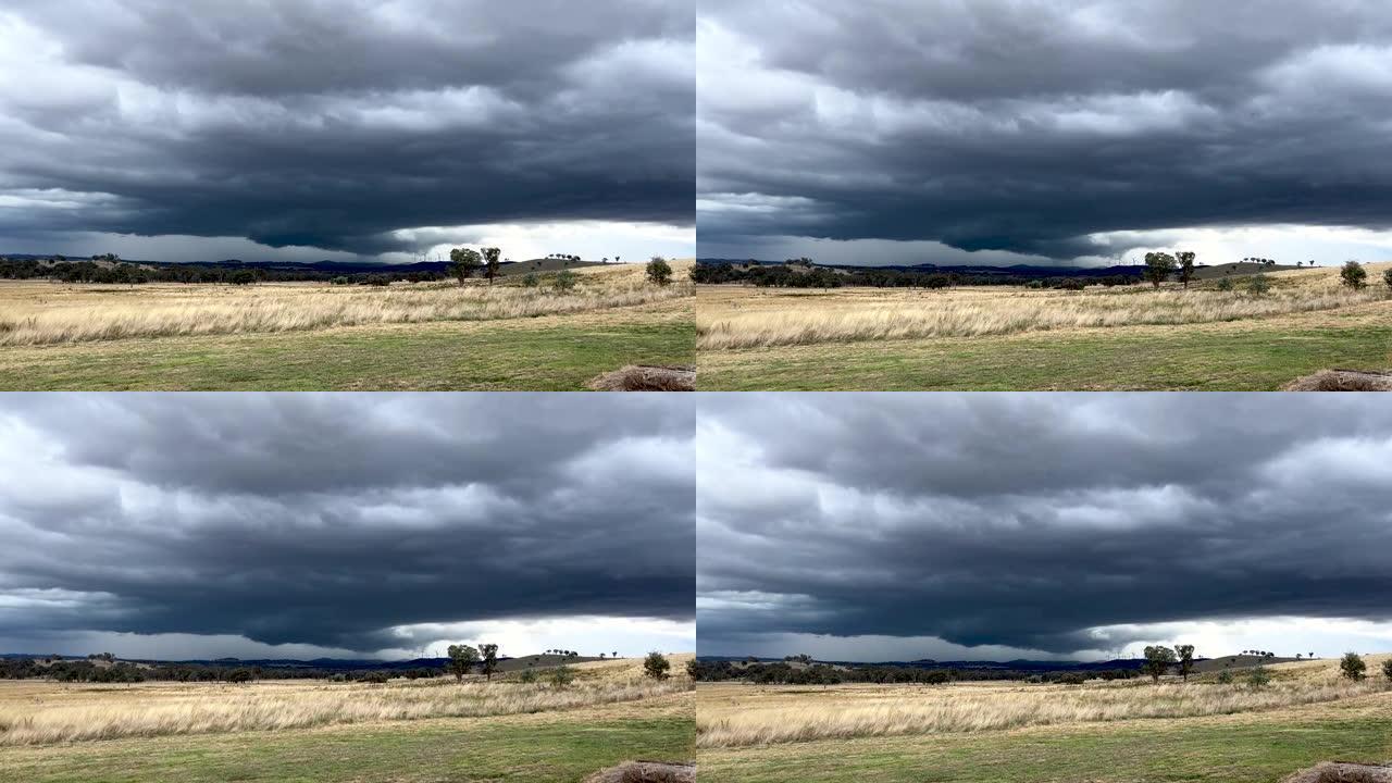 暴风雨带着雷声、闪电和乌云逼近农田的可怕风暴