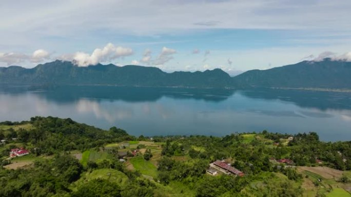 曼尼瑙山湖的鸟瞰图。印度尼西亚苏门答腊。