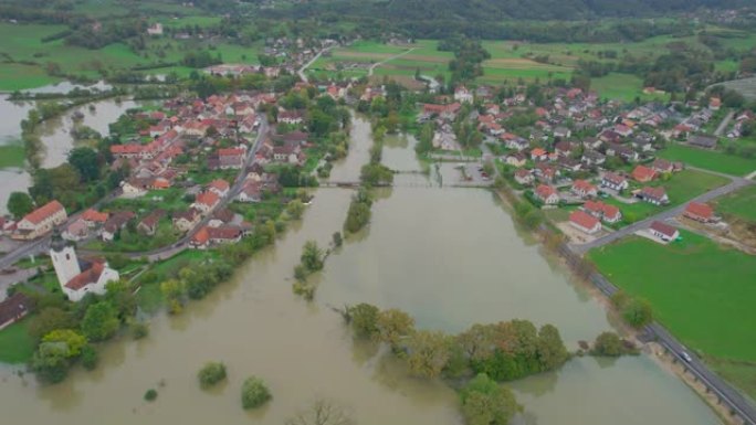 空中: 风景如画的村庄被洪水泛滥的河流包围