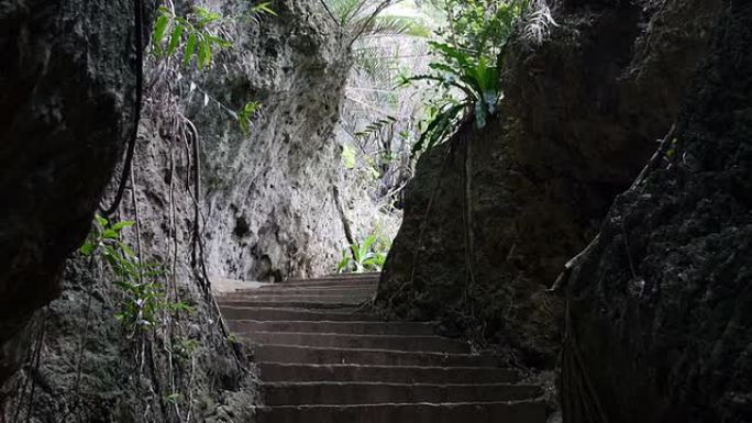 琉球群岛石灰岩洞穴外的动作镜头。