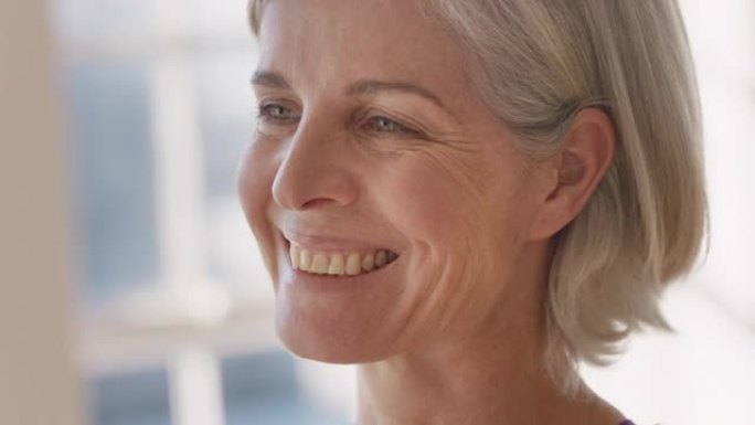 肖像快乐的白人老年女性享受瑜伽课微笑快乐的中年女性在健身工作室练习健康健身生活方式