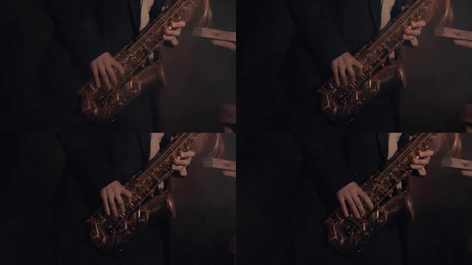 摄像机显示萨克斯管女孩的手指在演奏萨克斯管