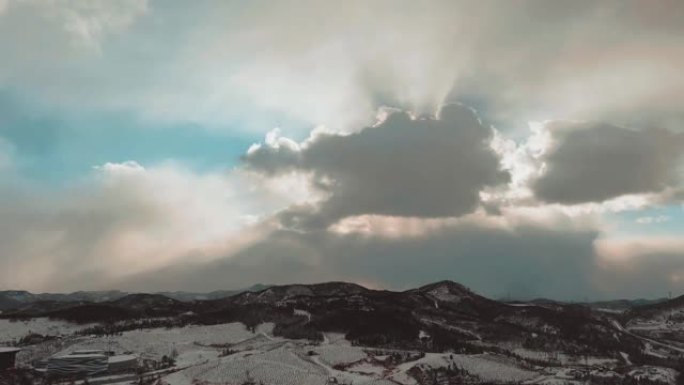 大雪天气中的雪山