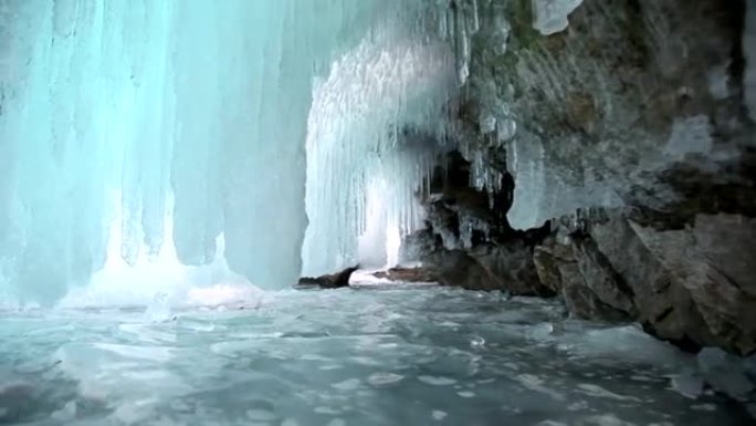 贝加尔湖上的冰窟