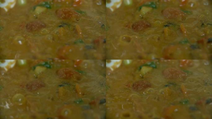 高清慢速: 锅中煮沸蔬菜的详细镜头