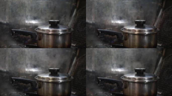 蒸汽从锅里出来