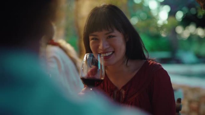 美丽的亚洲女人享受晚餐约会和男人调情情侣喝酒做吐司庆祝浪漫的夜晚一起4k