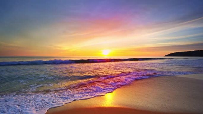 海滩上的金色日落，泡沫波的冲击波向沙滩上的彩色灯光日落滚动，美丽的海景日落或日出，海浪撞击海滩，五颜