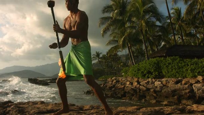 夏威夷火刀舞者表演，慢动作。