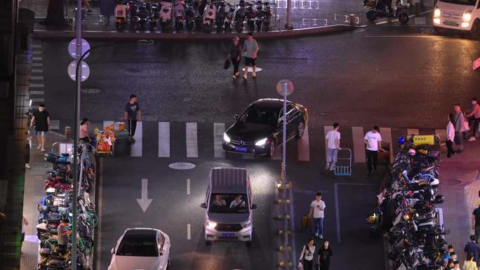 夜晚路口车流、人流