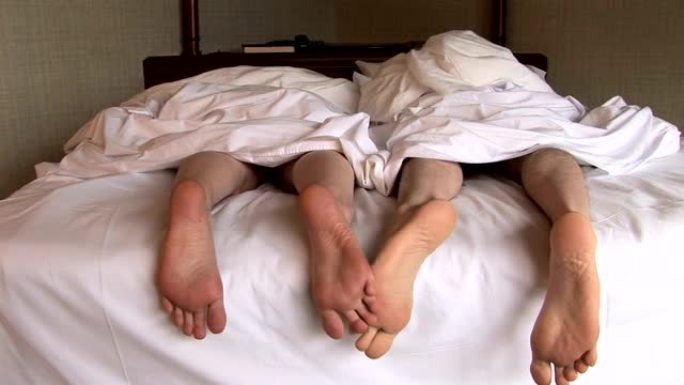 高清: 床上情侣的脚