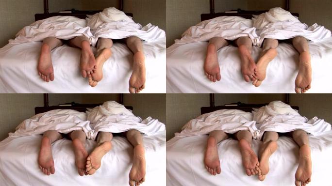 高清: 床上情侣的脚