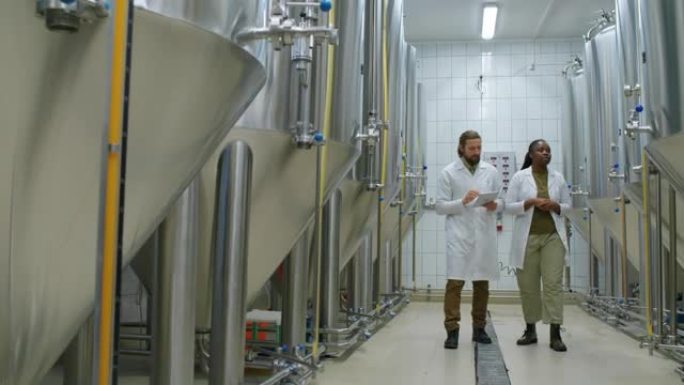 各种啤酒厂工人检查啤酒发酵罐