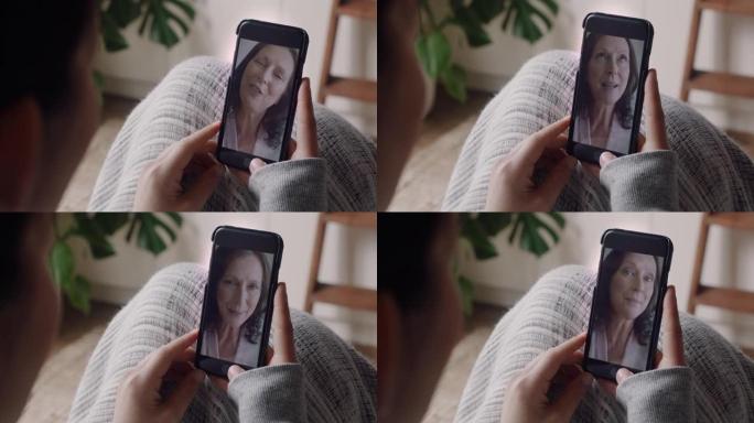 年轻女子在家中使用智能手机进行视频聊天，与享受对话的母亲聊天，在手机上分享生活方式