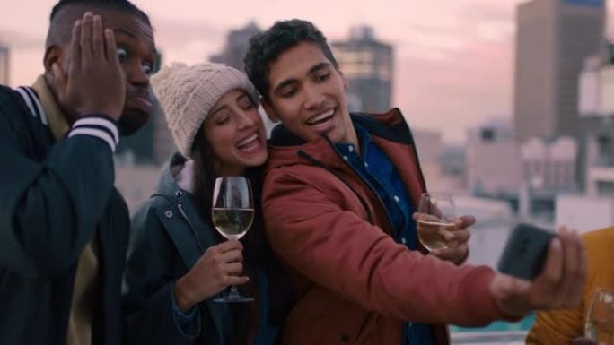 一群快乐的朋友摆姿势自拍照片享受屋顶派对庆祝活动在社交媒体上享受周末在城市分享葡萄酒的乐趣