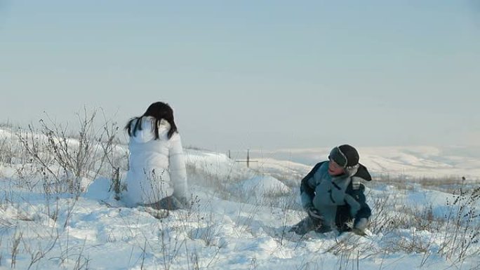 母子打雪仗