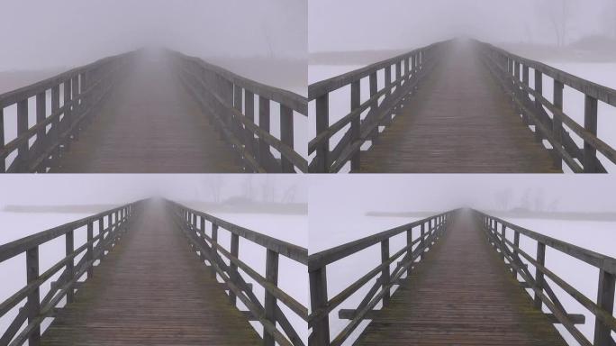冬湖和晨雾上的空木桥
