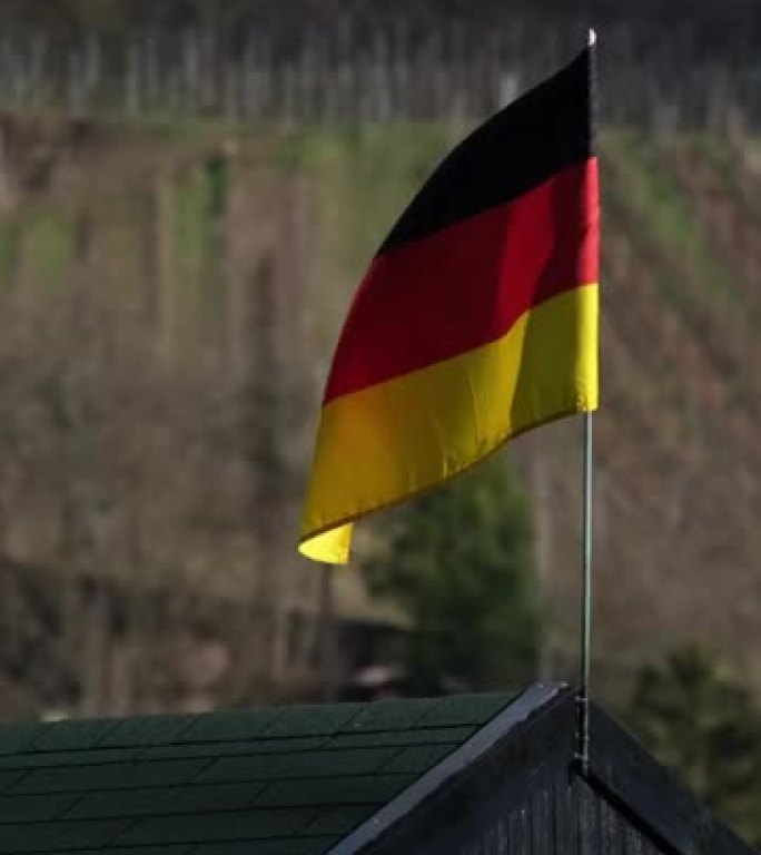德国国旗在午后微风中飘扬的特写镜头
