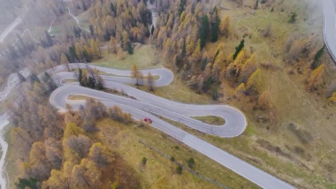 秋天通过白云岩的蜿蜒道路的鸟瞰图