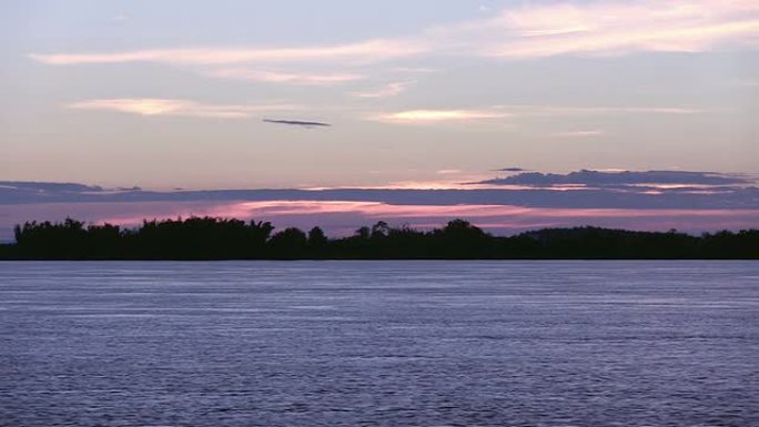湄公河上空紫蓝日出