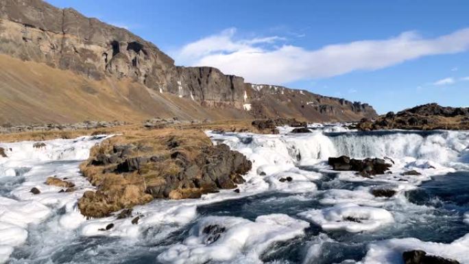 冰岛。美丽的冬季风景。冰岛戏剧性的自然景观。冬天的场景，融化的雪从树上掉下来。美丽的金色太阳。全球变