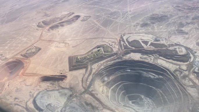 从安托法加斯塔 (Antofagasta) 的飞机上看到的矿区