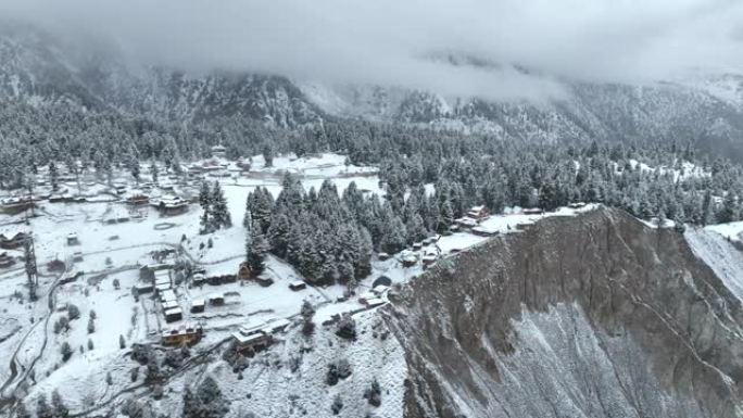 空中无人机视图日出风景，早晨雾和雪在童话草甸国家公园与拉赫希奥特冰川在南加帕尔巴特山，喀喇昆仑山，喜