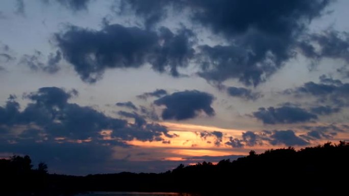 日落时分的云和湖泊。