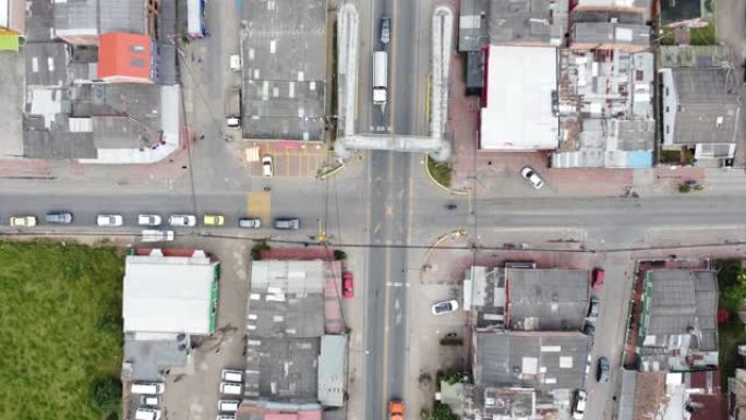 空中俯视图4k视频由建筑Cajica Cundinamarca，背景山公路公路汽车和卡车交通道路标记