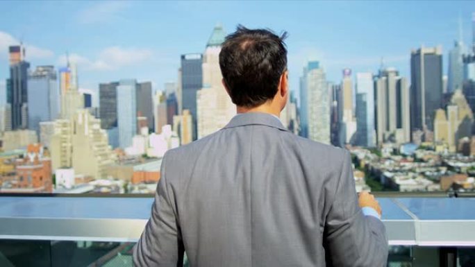俯瞰城市屋顶的高加索男性业务经理