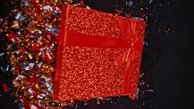 SLO MO LD闪闪发光的红色盒子开口和五彩纸屑飞向空中