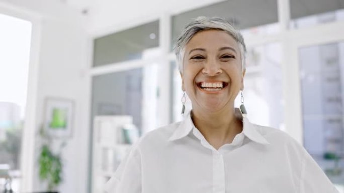 在哥伦比亚的办公室、公司公司和管理层里，面对、商业和女人大笑。幸福成熟的女性高管微笑的肖像在创业公司