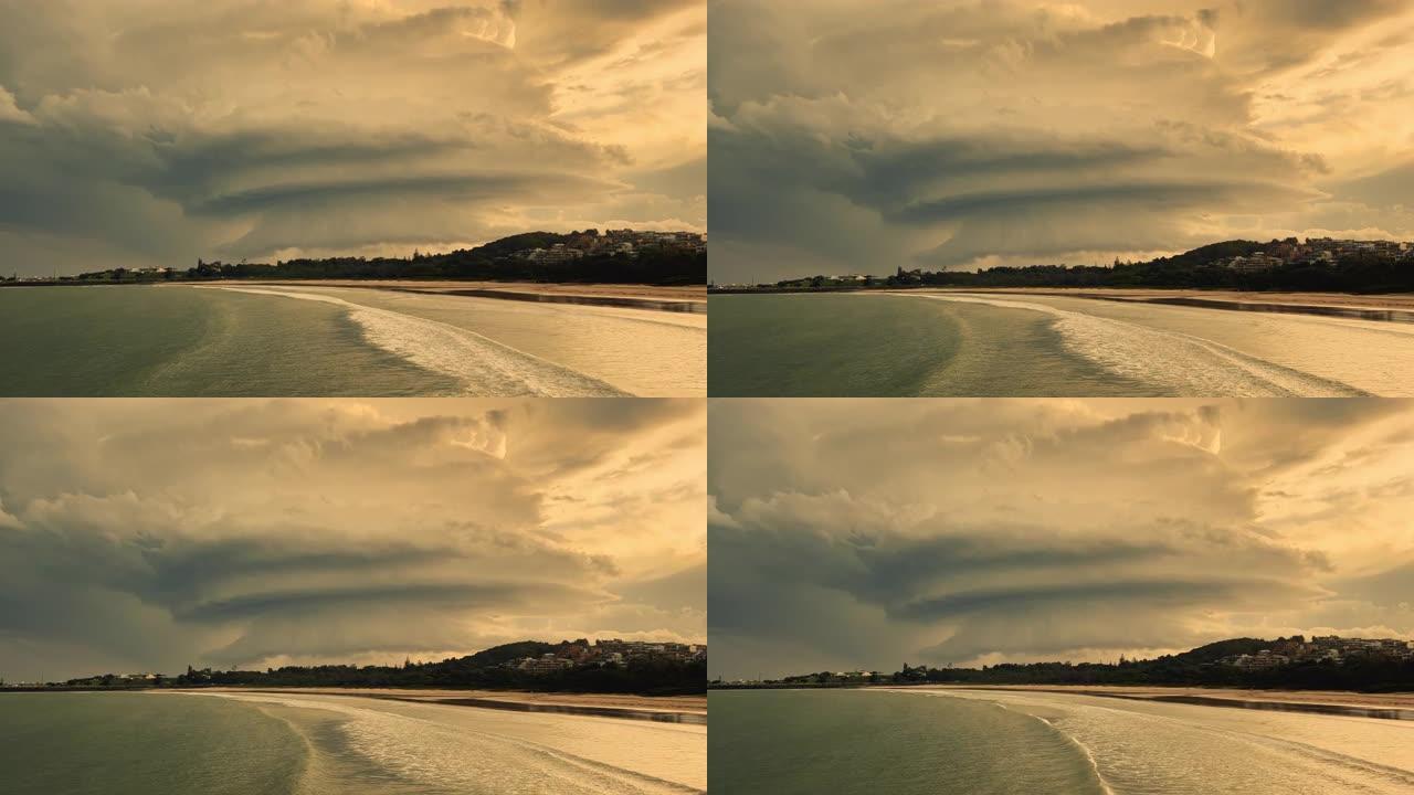 戏剧性的暴风云天空在澳大利亚科夫斯港的这一自然沿海景观中被反射并突出显示在海上。