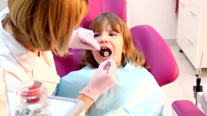 牙医检查小女孩的蛀牙